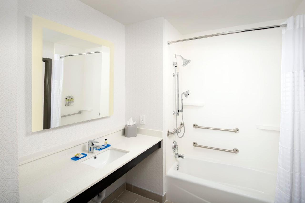 Holiday Inn Express & Suites - North Brunswick By Ihg Екстериор снимка