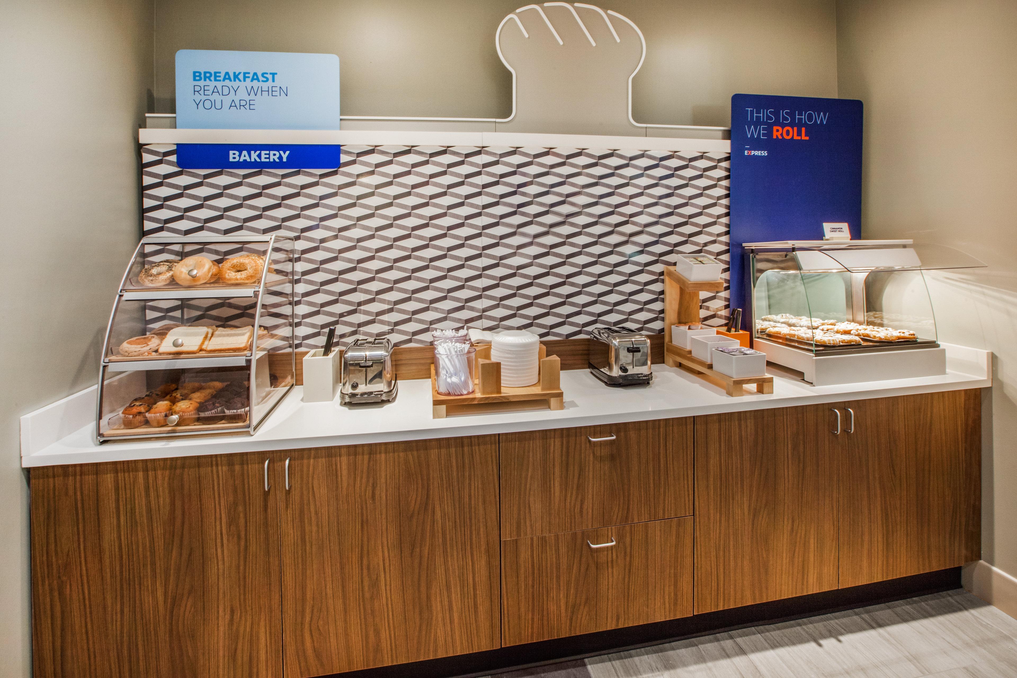 Holiday Inn Express & Suites - North Brunswick By Ihg Екстериор снимка
