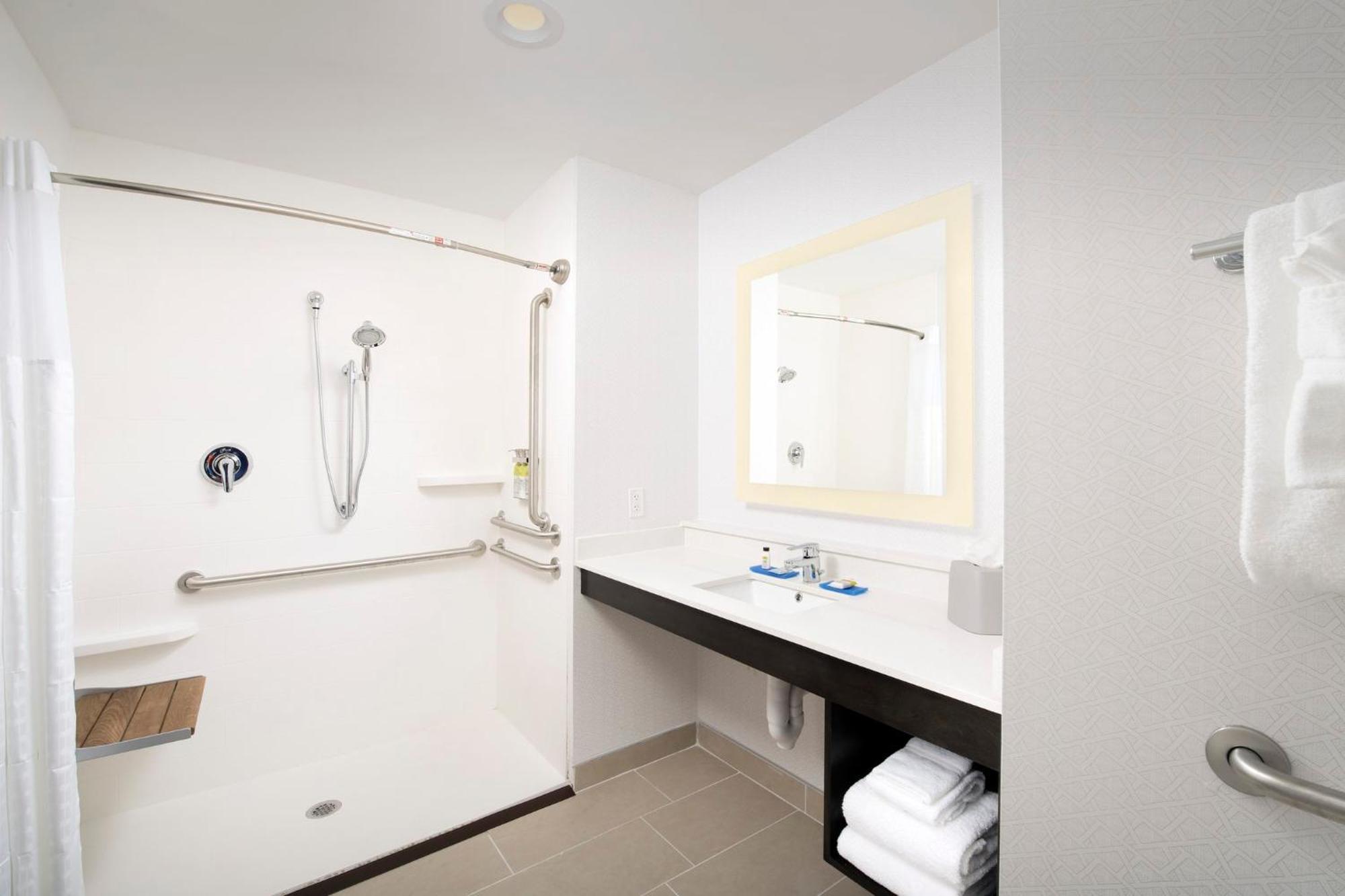 Holiday Inn Express & Suites - North Brunswick By Ihg Екстериор снимка