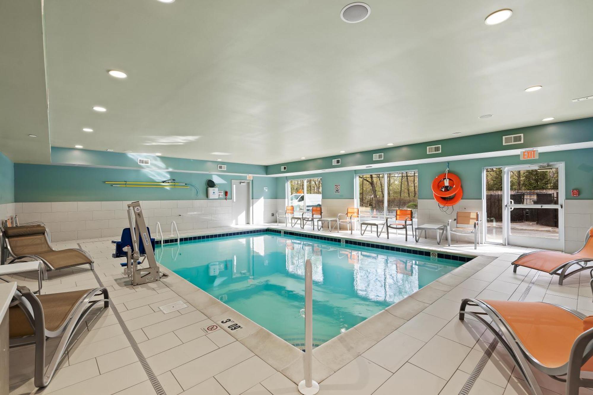 Holiday Inn Express & Suites - North Brunswick By Ihg Екстериор снимка
