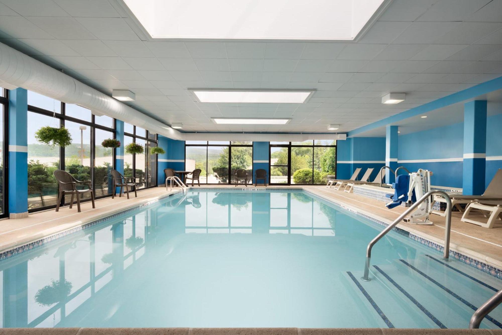 Holiday Inn Express & Suites - North Brunswick By Ihg Екстериор снимка
